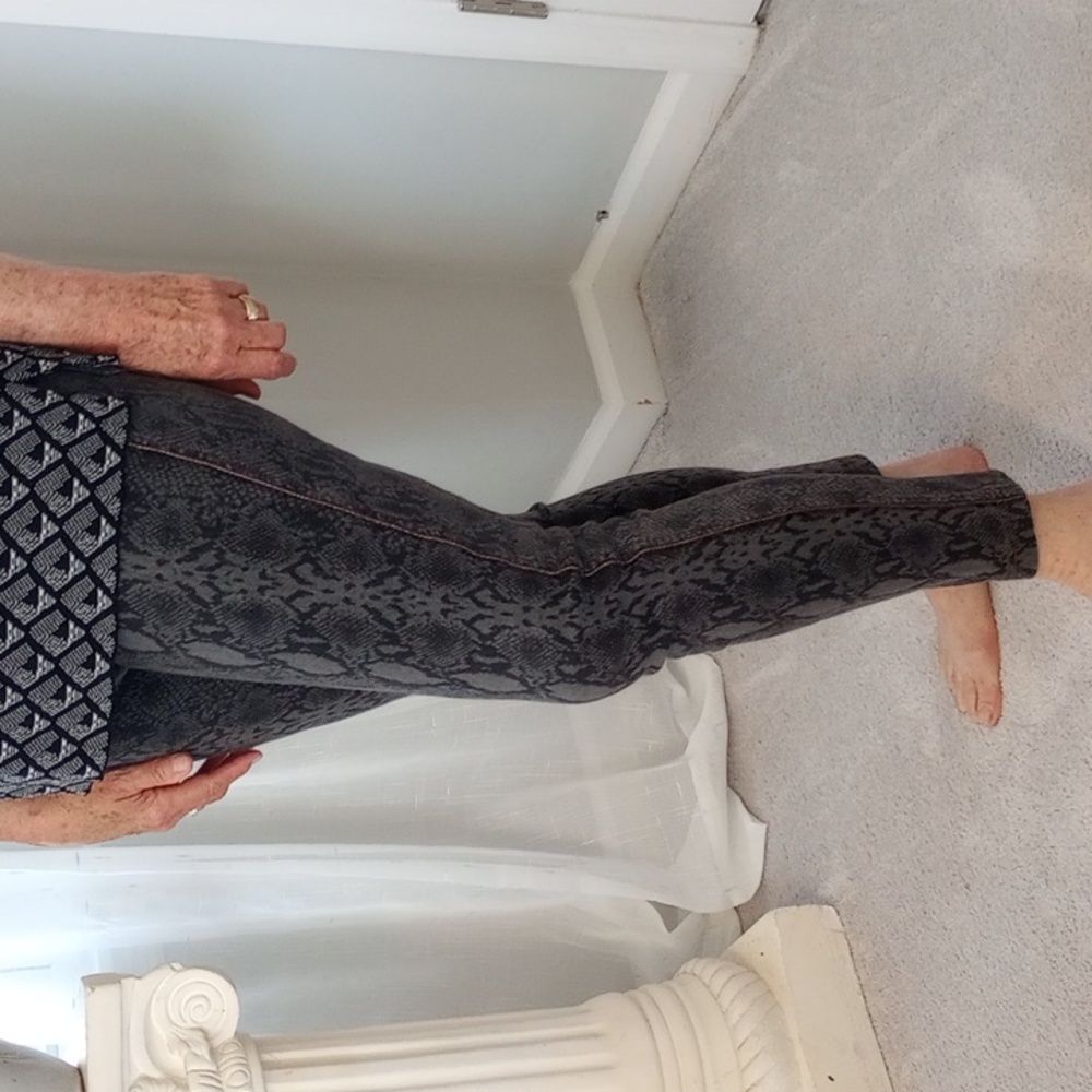 Lysse Snake Print Leggings - Picture 4 of 9